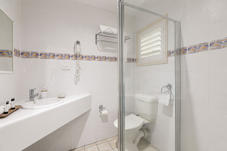Bathroom 4, Sunlit Waters Studio Apartments, Whitsunday