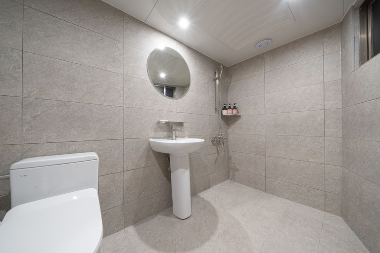 Bathroom 3, Anook Hotel Guri, Guri
