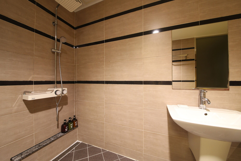 Bathroom 4, Moon Bay Hotel, Suyeong
