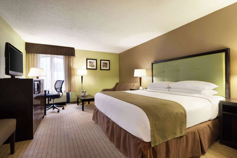 Bedroom 3, Days Inn by Wyndham Baltimore Inner Harbor, Baltimore