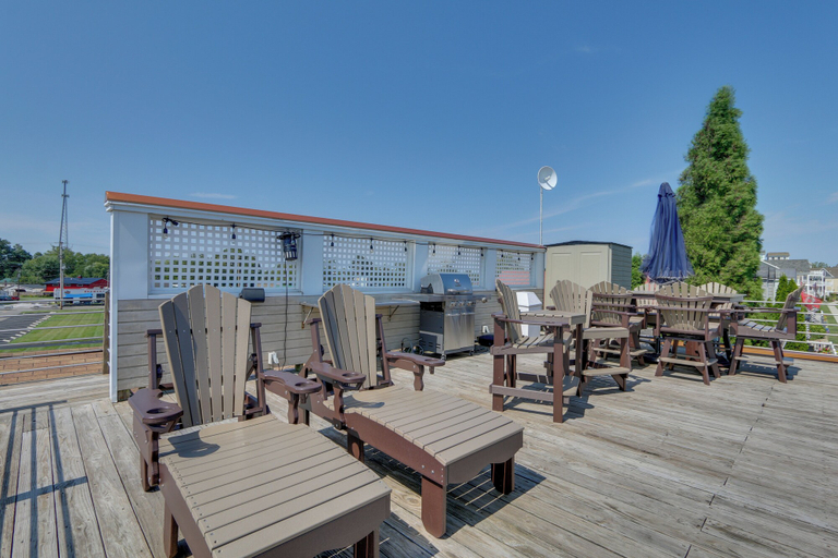 Food & Drinks, Lakefront Home w/ Rooftop Deck, Grill, Games!, Licking