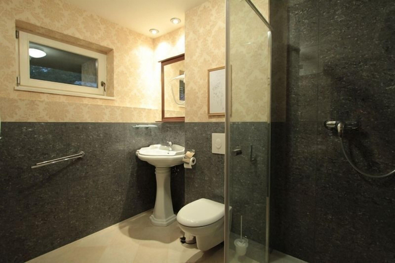 Bathroom 4, Mozart Hotel, Szeged