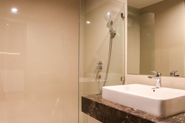 Bathroom 5, Modern Look Studio Room at High Floor Sudirman Hill Apartment By Travelio, Jakarta Pusat