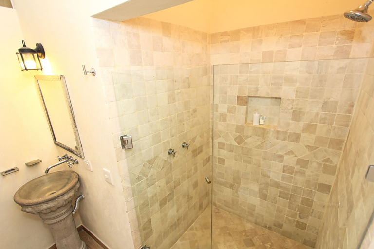 Bathroom 5, El Secreto, Allende