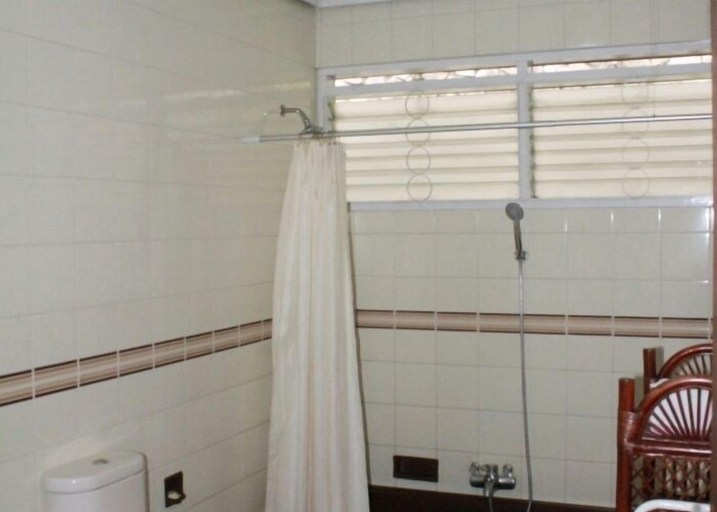 Bathroom 4, De Bukit Dago Villa by HouseinBandung, Bandung