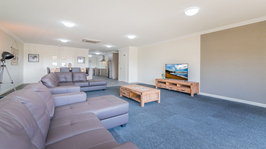 Others 4, Thompson Avenue Apartments No.1, Bass Coast - Phillip Is.