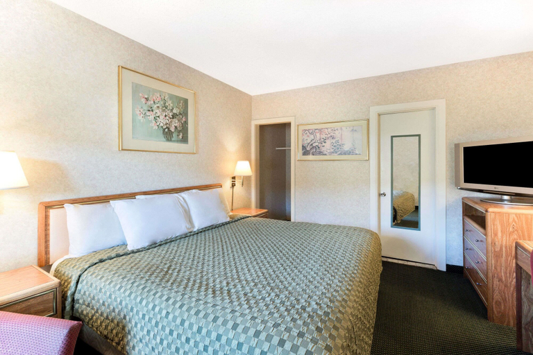 Bedroom 2, Pocono Night Lodge, Monroe