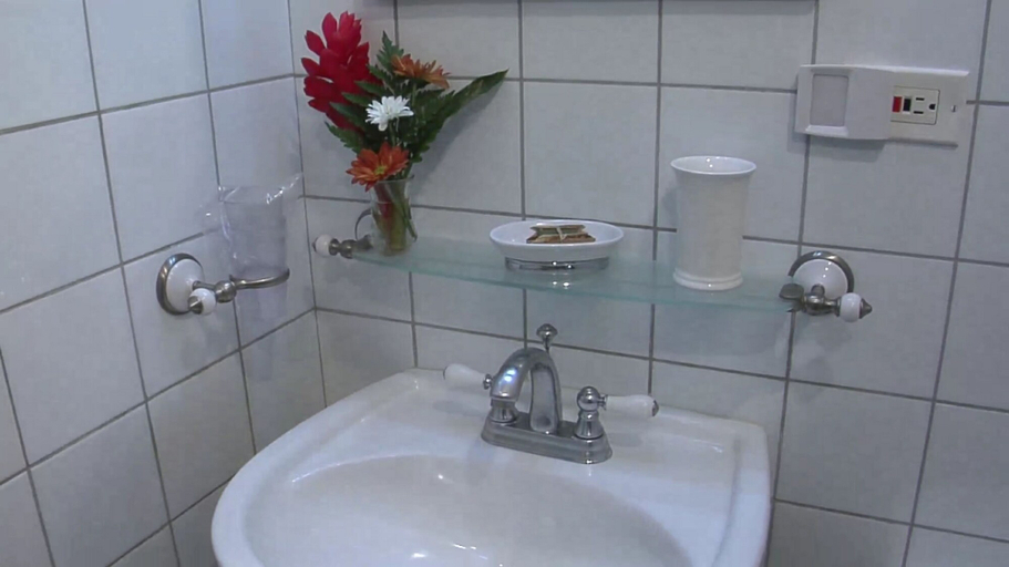 Bathroom 4, La Posada Azul, Tola