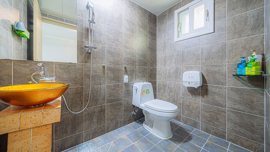 Bathroom 3, Geojerowa Pension, Geoje