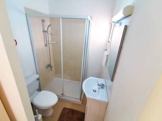 Bathroom, Off Course Seaview Apartment, Larnaca