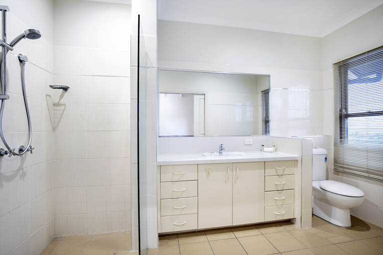 Bathroom 5, Toscana Village Resort, Whitsunday