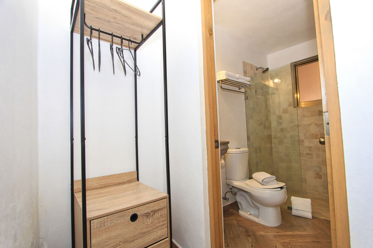 Bathroom 5, El Secreto, Allende