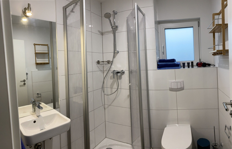 Bathroom 5, Boardinghouse am Borkumkai, Emden