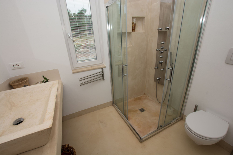Bathroom 4, Villa Butterfly, Brindisi