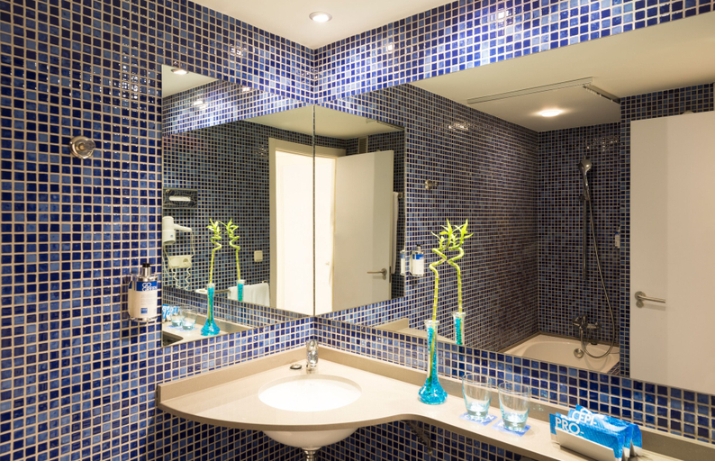 Bathroom 5, Hotel Port Feria Valencia, Valencia