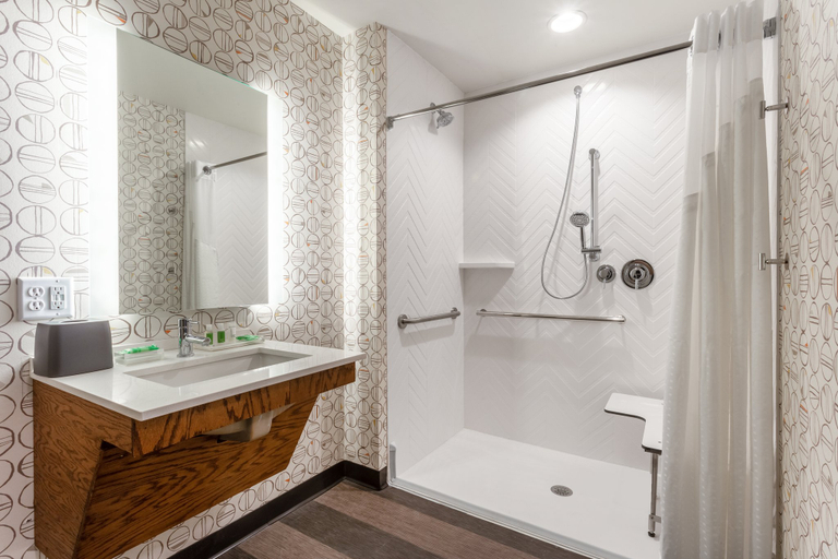 Bathroom 3, Holiday Inn & Suites CEDAR FALLS-WATERLOO EVENT CTR by IHG, Black Hawk
