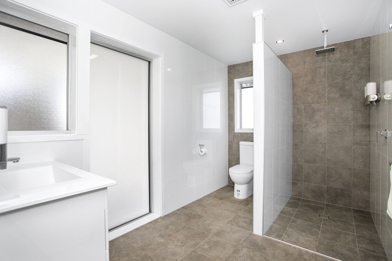 Bathroom 4, Lakeside Cabins & Holiday Village, Shoalhaven - Pt B