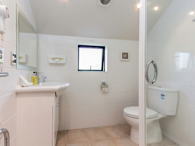 Bathroom 3, Kauri Motel, Christchurch