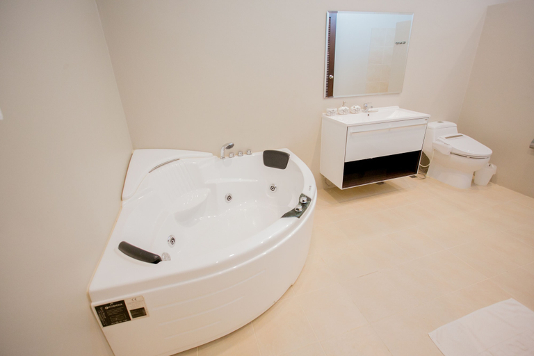 Bathroom 4, The Desiign Hotel, Sri Mahar Pho