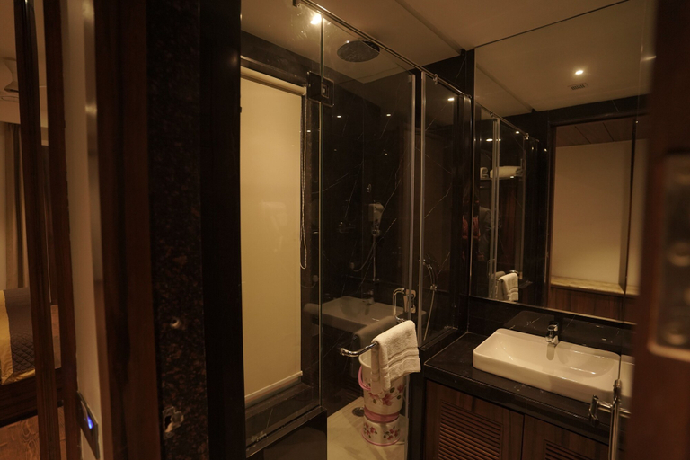 Bathroom 4, Classic Sapphire Ananta Bundi, Bundi