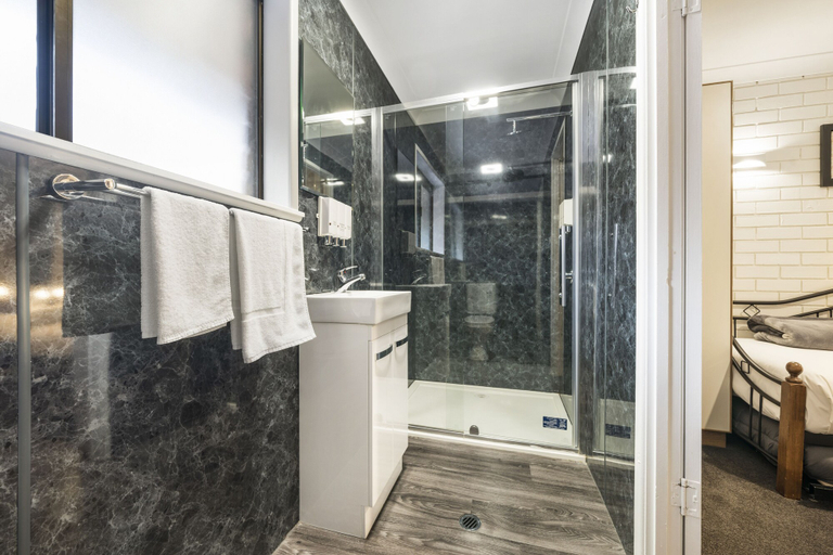 Bathroom 5, Esk Wivenhoe Motor Inn, Esk