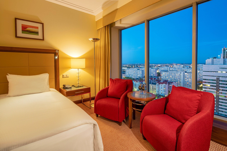 Bedroom 4, Hilton Warsaw City, Warsaw