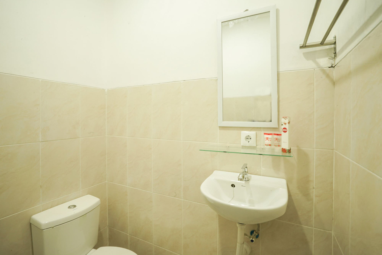 Bathroom 4, Hotel O Cibeureum Residence, Bandung