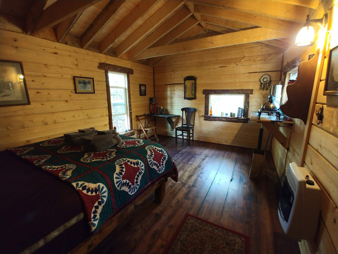 Bedroom 2, Blackburn Cabins, Valdez-Cordova