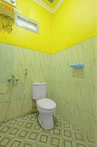 Bathroom 3, OYO 92483 Hotel Kirana, Semarang