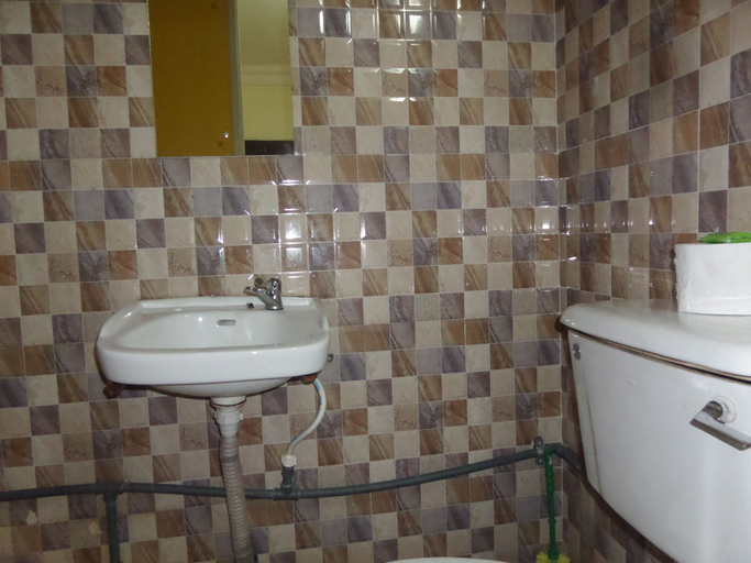 Bathroom 5, Ikeja Transit Hotel Iyala, Eti-Osa