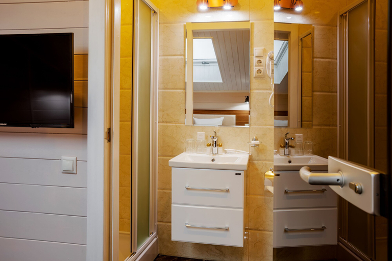 Bathroom 3, Woodloft, Central