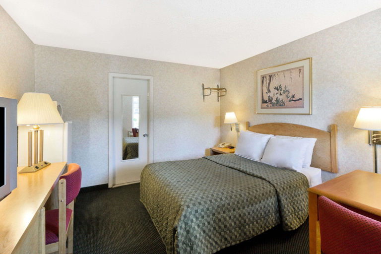 Bedroom 3, Pocono Night Lodge, Monroe