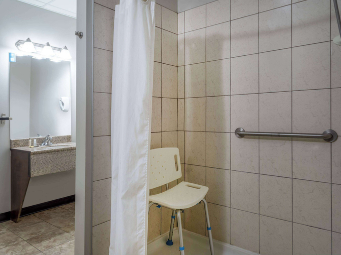 Bathroom 4, Travelodge by Wyndham Wetaskiwin, Division No. 11