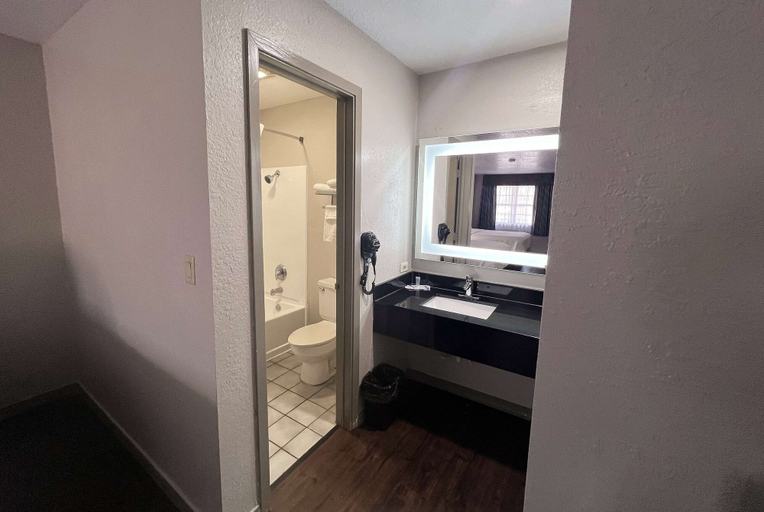 Bathroom 4, Days Inn by Wyndham Canton, Van Zandt