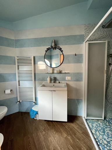 Bathroom 4, Hotel Bella Napoli, Foggia