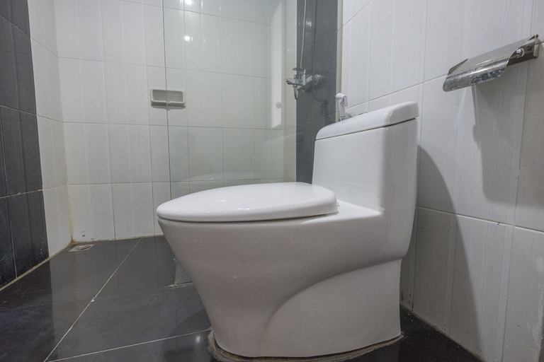 Bathroom 3, OYO 1081 Allson City Hotel Makassar, Makassar