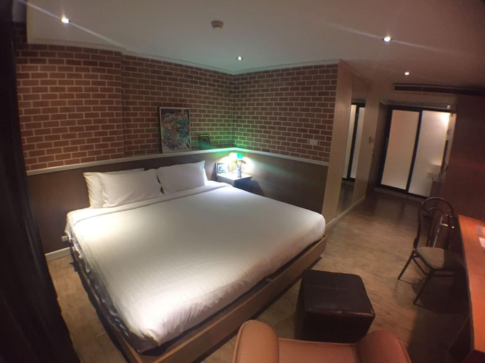 Ekamai+3Bed+4Bath+Living Room+Free Airport Pick Up, Wattana