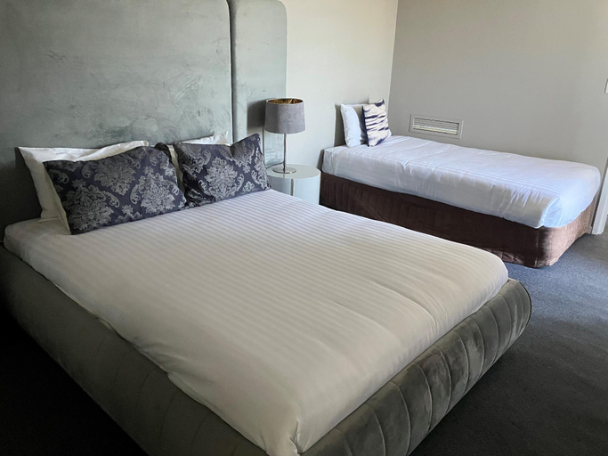 Bedroom 3, Highpoint International Hotel, Gladstone