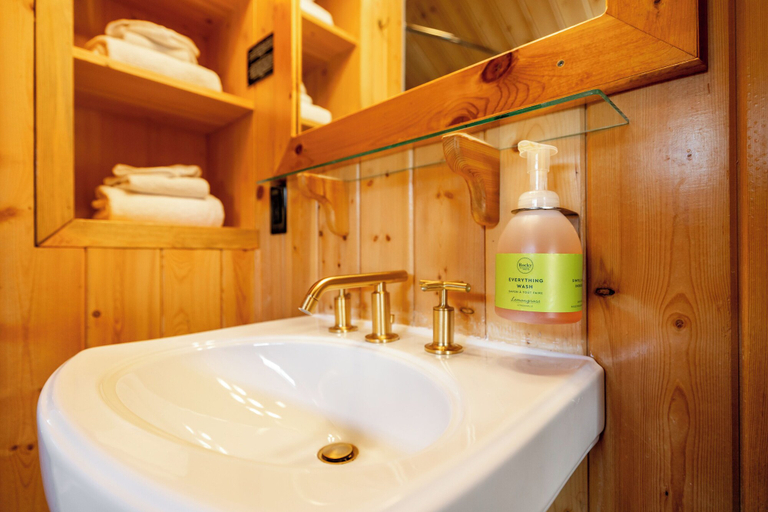 Bathroom 4, Pine Bungalows, Division No. 15