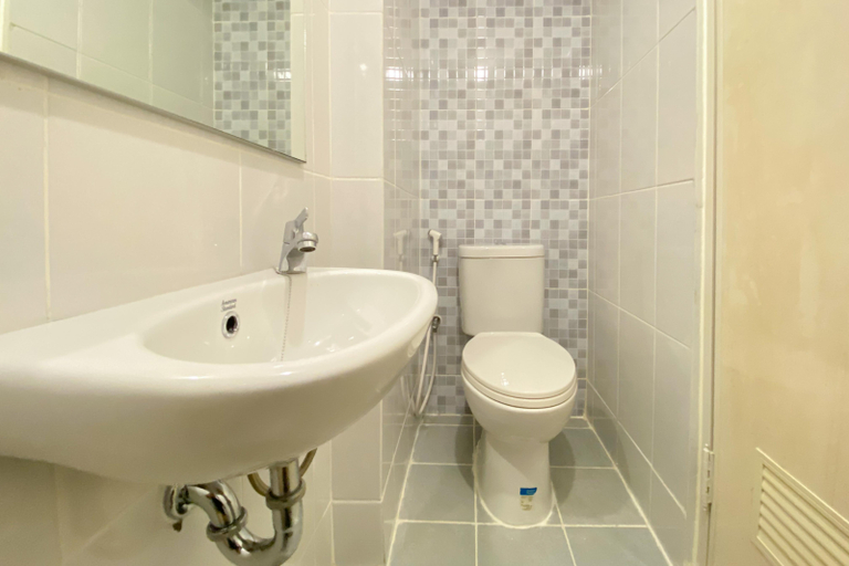 Bathroom 5, Cozy Studio Tokyo Riverside PIK 2 Apartment By Travelio, Tangerang
