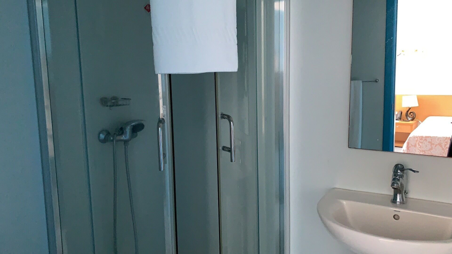 Bathroom 4, WEAA Hotel, Nazaré