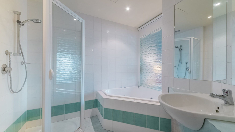 Bathroom, The Waves 216, Bass Coast - Phillip Is.