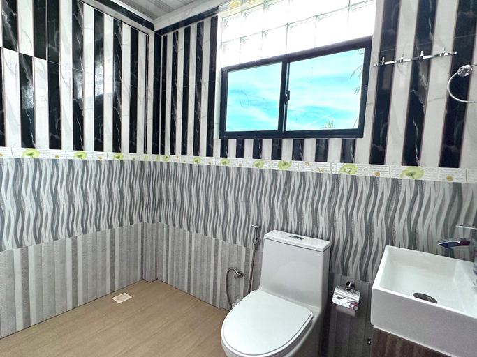Bathroom 2, Galaxy Sunrise Guesthouse, Vaavu Atoll