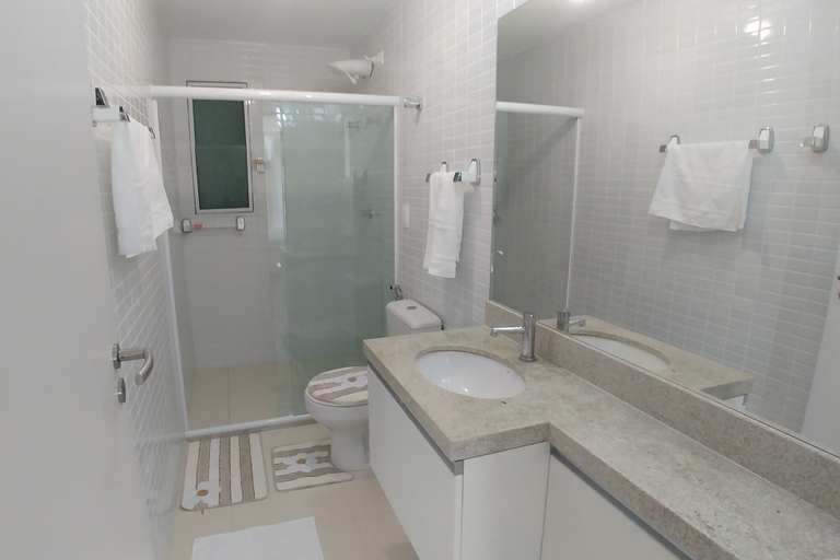 Bathroom, Conforto p/ 7 Hóspedes: Ar, Piscina e Praia, Barra de São Miguel