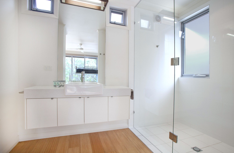 Bathroom 5, Sunrise at 1770 Holidays, Miriam Vale