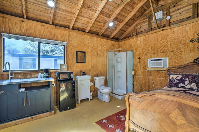 Others 1, Waterfront Lake Dunlap Studio Cabin w/ Dock, Guadalupe