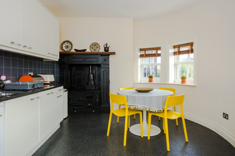 Others 3, Luxury 2 Bedroom Apartment in London Bridge, London
