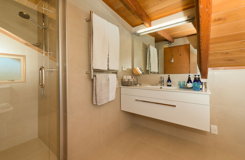 Bathroom 4, Chalet Romantica, Far North