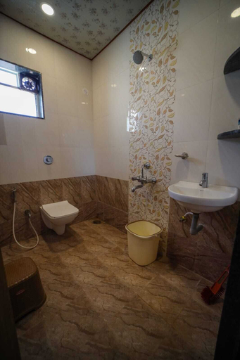 Bathroom 4, Royal Palace Panchgani, Satara