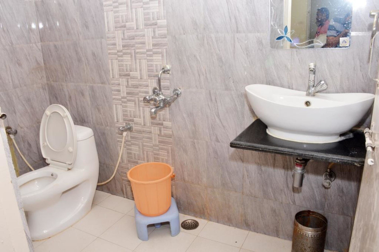 Bathroom 4, Hotel Nand Residency, Ghazipur